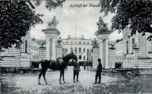 Ak Bausk Lettland, Partie am Schloss, Soldaten, Pferd, Einfahrtstor