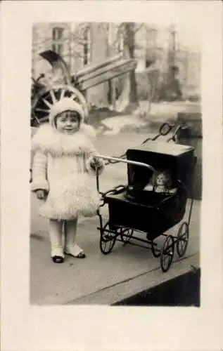 Foto Ak Mädchen mit Puppenwagen, Porträt, Puppe