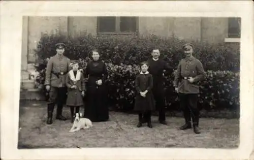 Foto Ak Deutsche Soldaten in Uniformen mit Familie