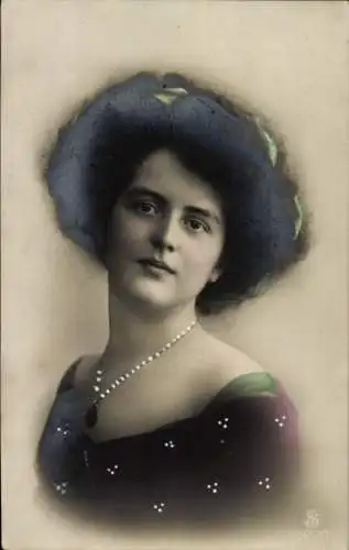 Ak Portrait einer Frau mit Perlenkette