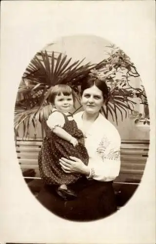 Foto Ak Mutter mit Tochter auf dem Arm, Portrait 1926