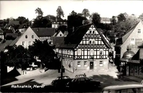 Ak Hohnstein Sächsische Schweiz, Altes Fachwerkhaus am Markt, Autos