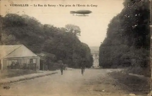 Ak Versailles Yvelines, La Rue de Satory, Vue prise de l'Entree du Camp, Zeppelin