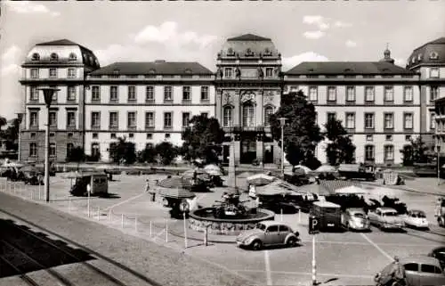 Ak Darmstadt in Hessen, Schloss, Brunnen, Sonnenschirme, Autos