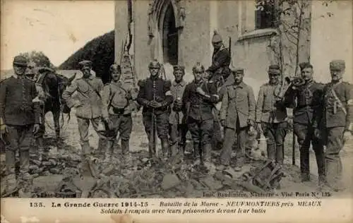 Ak Chauconin-Neufmontiers Seine et Marne, französische Soldaten mit deutschen Helmen