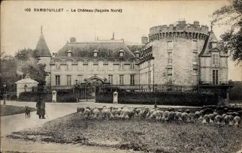 Ak Rambouillet Yvelines, Schloss, Nordseite, Schäfer mit Schafen