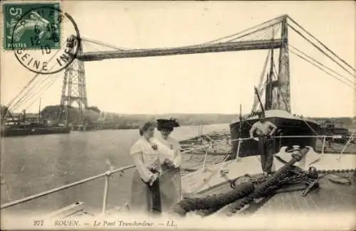 Ak Rouen Seine Maritime, Pont Transbordeur, zwei Frauen, Seemann