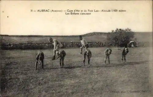 Ak Aubrac Aveyron, Kinder beim Bockspringen