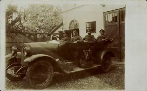 Foto Ak Deutsche Soldaten in Uniformen in einem Automobil