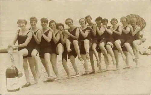 Foto Ak Frauen und Männer in Badeanzügen am Strand, Sektflasche