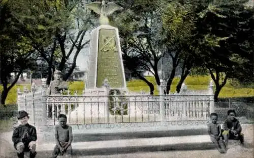 Ak Deutsch Südwest Afrika Namibia, Einheimische Kinder am Denkmal