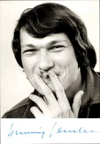 Ak Schauspieler und Moderator Henning Venske, Portrait, Zigarette, Norddeutscher Rundfunk, Autogramm