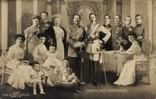 Ak Deutsches Kaiserhaus, Wilhelm II, Auguste Viktoria, Kronprinz, Cecilie, Victoria Luise, Prinzen