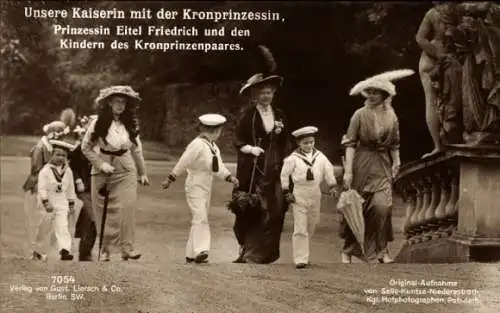 Ak Kaiserin Auguste Viktoria, Kronprinzessin Cecilie v. Preußen, Prinzessin Eitel Friedrich, Prinzen