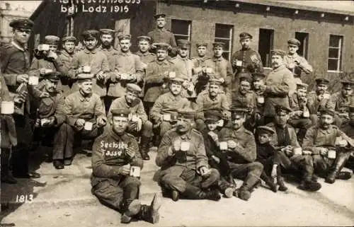 Foto Ak Lodz Lodsch Polen, Deutsche Soldaten in Uniform 1915, Gruppenbild mit Kaffeetassen