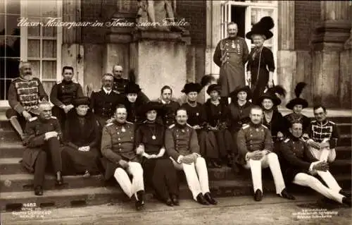 Ak Kaiserpaar mit der kaiserlichen Familie, Kaiserin Auguste Viktoria, Kaiser Wilhelm II, Prinzen