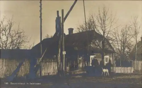 Ak Iwanowo Russland, Bauernhaus, Wasserbrunnen