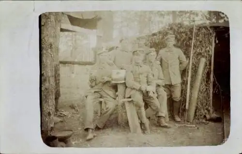 Foto Ak Deutsche Soldaten in Uniformen vor einem Unterstand, I WK