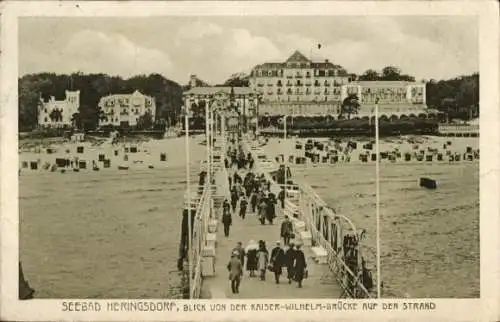 Ak Ostseebad Heringsdorf auf Usedom, Strand, Blick von der Kaiser-Wilhelm-Brücke