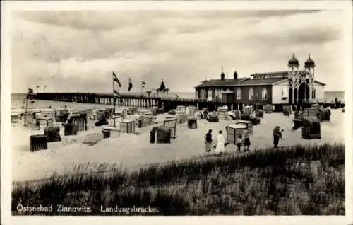 Ak Ostseebad Zinnowitz auf Usedom, Strand, Strandkörbe, Landungsbrücke