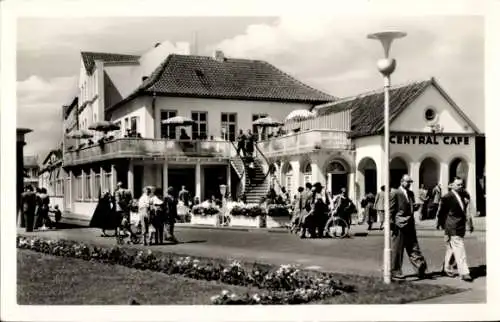 Ak Nordseebad Norderney Ostfriesland, Central Café, Passanten