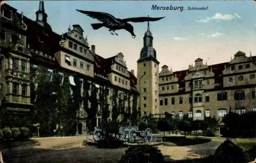 Ak Merseburg an der Saale, Schlosshof, Rabe mit Ring