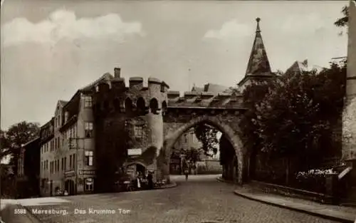 Ak Merseburg an der Saale, Blick durch das Krumme Tor