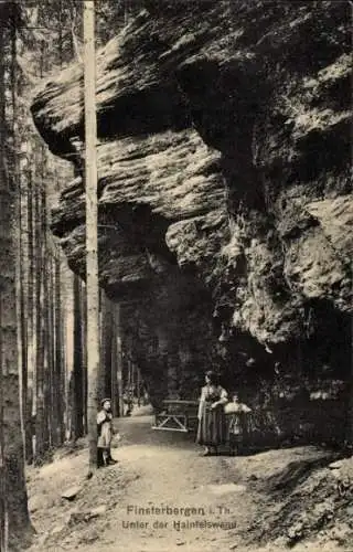 Ak Finsterbergen Friedrichroda im Thüringer Wald, Unter der Hainfelswand, Spaziergänger