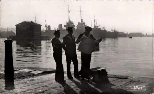 Ak Toulon Var, Sur le Carre du Port