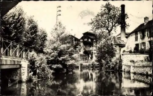 Ak Corbeil Essonne, bezaubernde Ecke der Esonne mit den Grande Moulins im Hintergrund