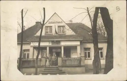 Ak Französische? Soldaten in Uniformen, Soldatenheim II, I. WK