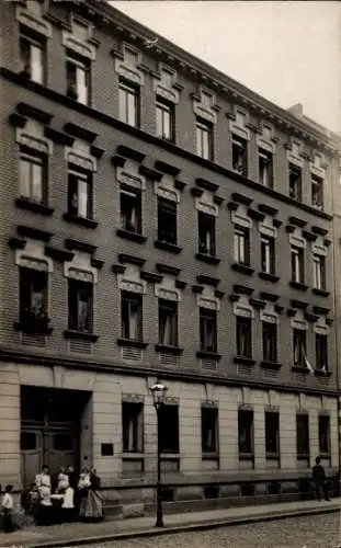 Foto Ak Berlin?, Wohnhaus, Anwohner