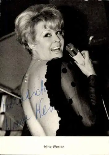 Ak Schauspielerin und Sängerin Nina Westen, Portrait, Autogramm, Mikrofon