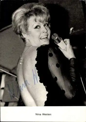 Ak Schauspielerin und Sängerin Nina Westen, Portrait, Autogramm, Mikrofon