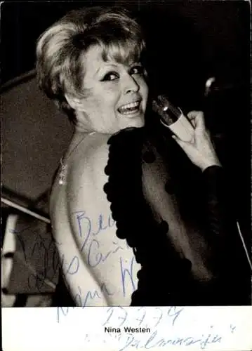 Ak Schauspielerin und Sängerin Nina Westen, Portrait, Autogramm, Mikrofon