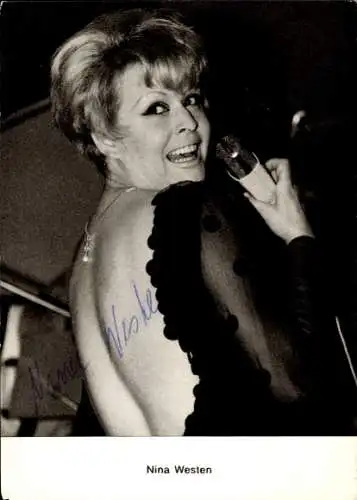 Ak Schauspielerin und Sängerin Nina Westen, Portrait, Autogramm, Mikrofon