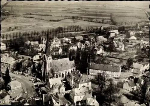 Ak Schwarzenbek in Lauenburg, Luftbild der Stadt, Kirche