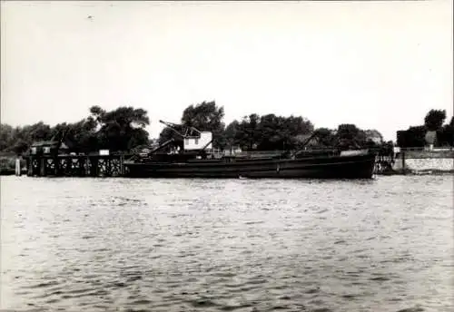 Foto Ak Elbdeich, Frachtschiff am Anleger