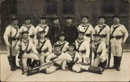 Foto Ak Deutsche Marinesoldaten in Uniformen, Kaiserzeit