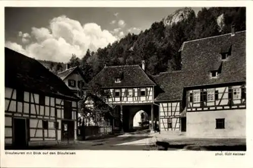 Ak Blaubeuren in Württemberg, Blaufelsen, Fachwerkhäuser, Torbogen