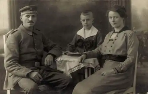 Foto Ak Deutscher Soldat mit Frau und Sohn, Portrait