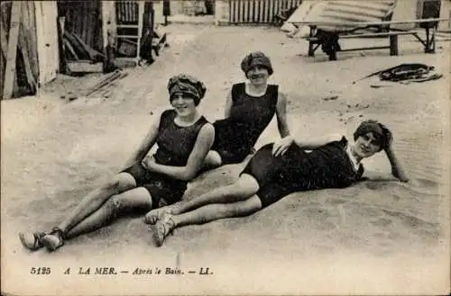 Ak Frauen am Strand, Bademode, Schwarzer Badeanzug