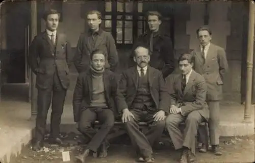 Foto Ak Gruppenbild der Männer, Wohnhaus, Jahr 1926