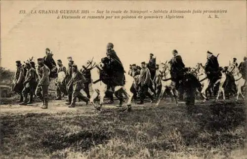 Ak Der Erste Weltkrieg 1914, deutsche Soldaten werden in Diksmuide gefangen genommen