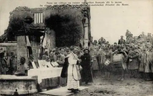 Ak Französischer Priester leitet eine Messe, Zerstörtes Gebäude, Soldaten