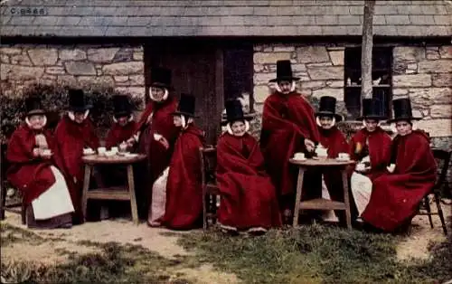 Ak Wales, Frauen in Trachten, Tische, Wohnhaus, Tee