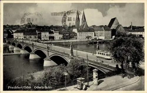 Ak Frankfurt an der Oder, Blick auf die Oderbrücke, Straßenbahn