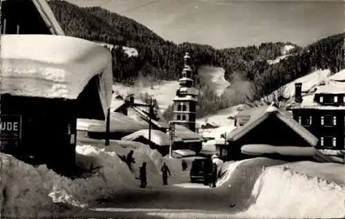 Ak La Clusaz Haute Savoie, Teilansicht, Kirche, Winter