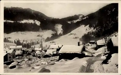 Ak La Clusaz Haute Savoie, Gesamtansicht, Beauregard, Winter