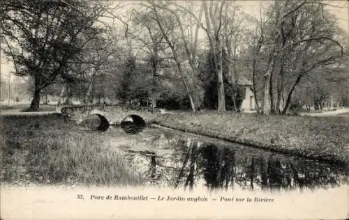 Ak Rambouillet Yvelines, Le Jardin anglais, Pont sur la Riviere